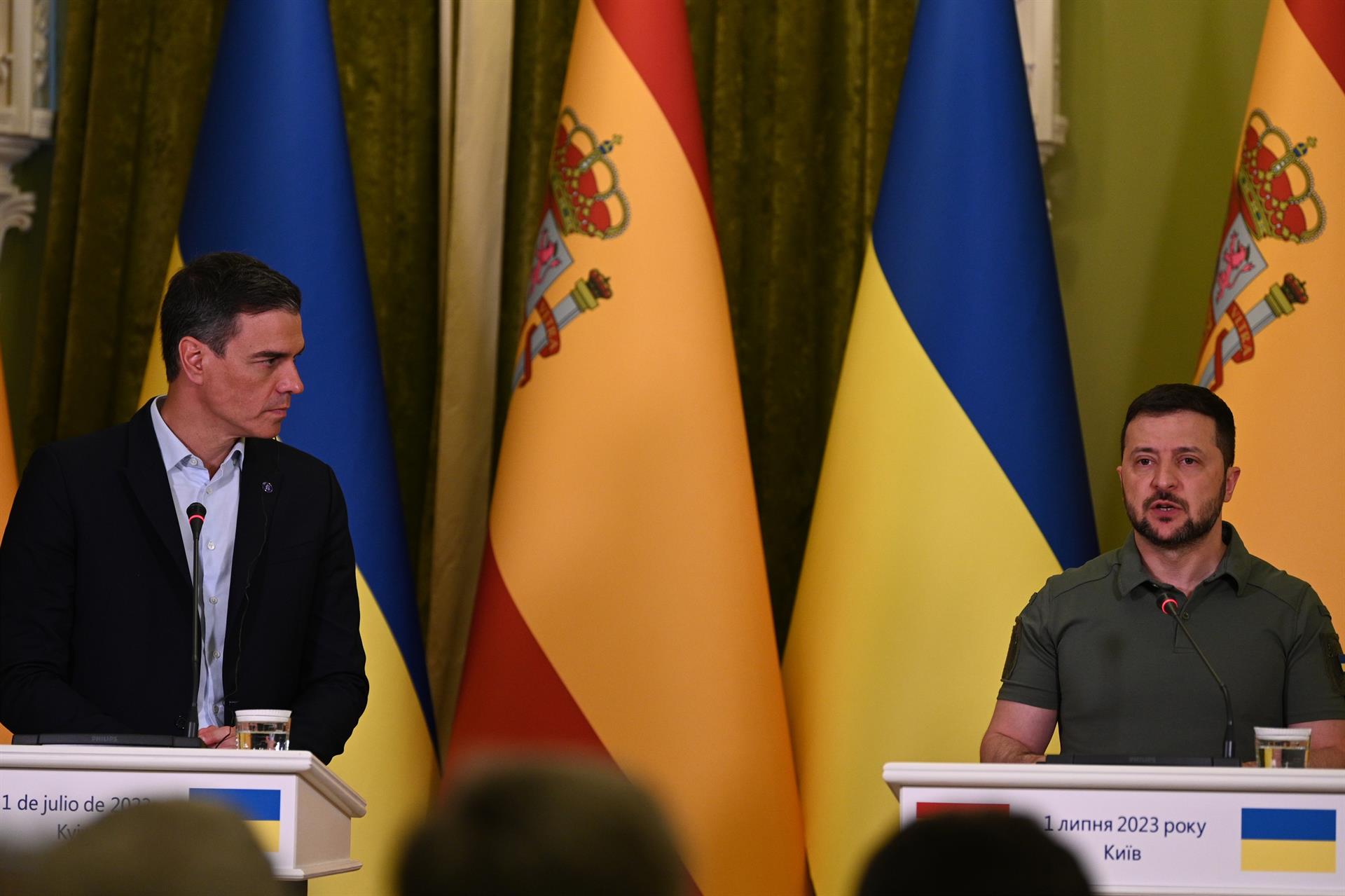 El presidente del Gobierno, Pedro Sánchez, y el de Ucrania, Volodimir Zelenski, en una rueda de prensa conjunta tras una reunión