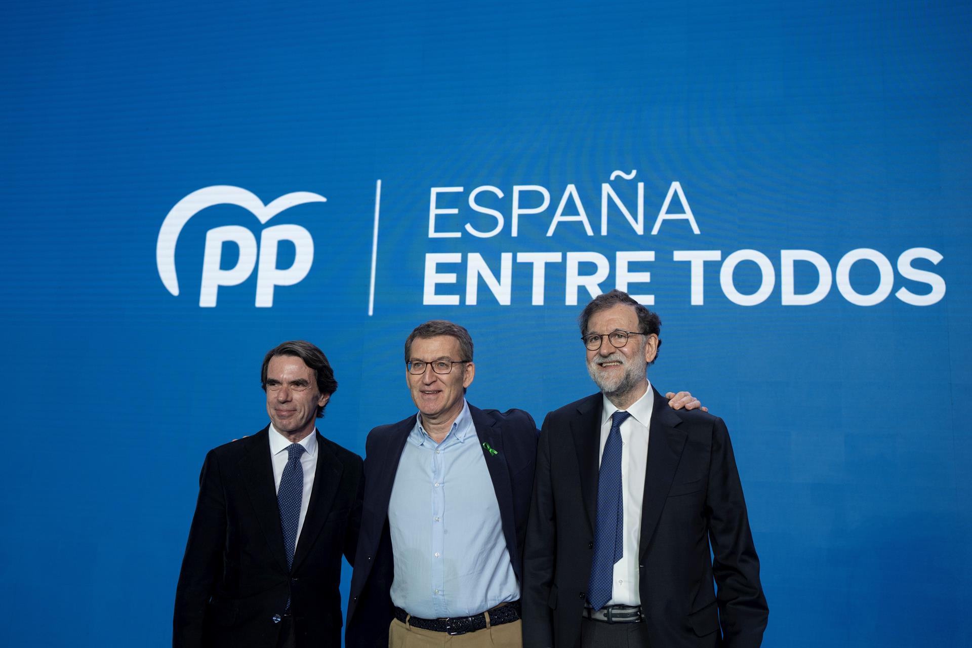 El expresidente del Gobierno, José María Aznar; el presidente del Partido Popular, Alberto Núñez Feijóo; y el expresidente del Gobierno, Mariano Rajoy, PP